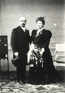 602291 Portret van het bruidspaar Johannes Anthonius Moesman (1859 - 1937) en Diena Henderiena Johanna van Houten (1874 ...